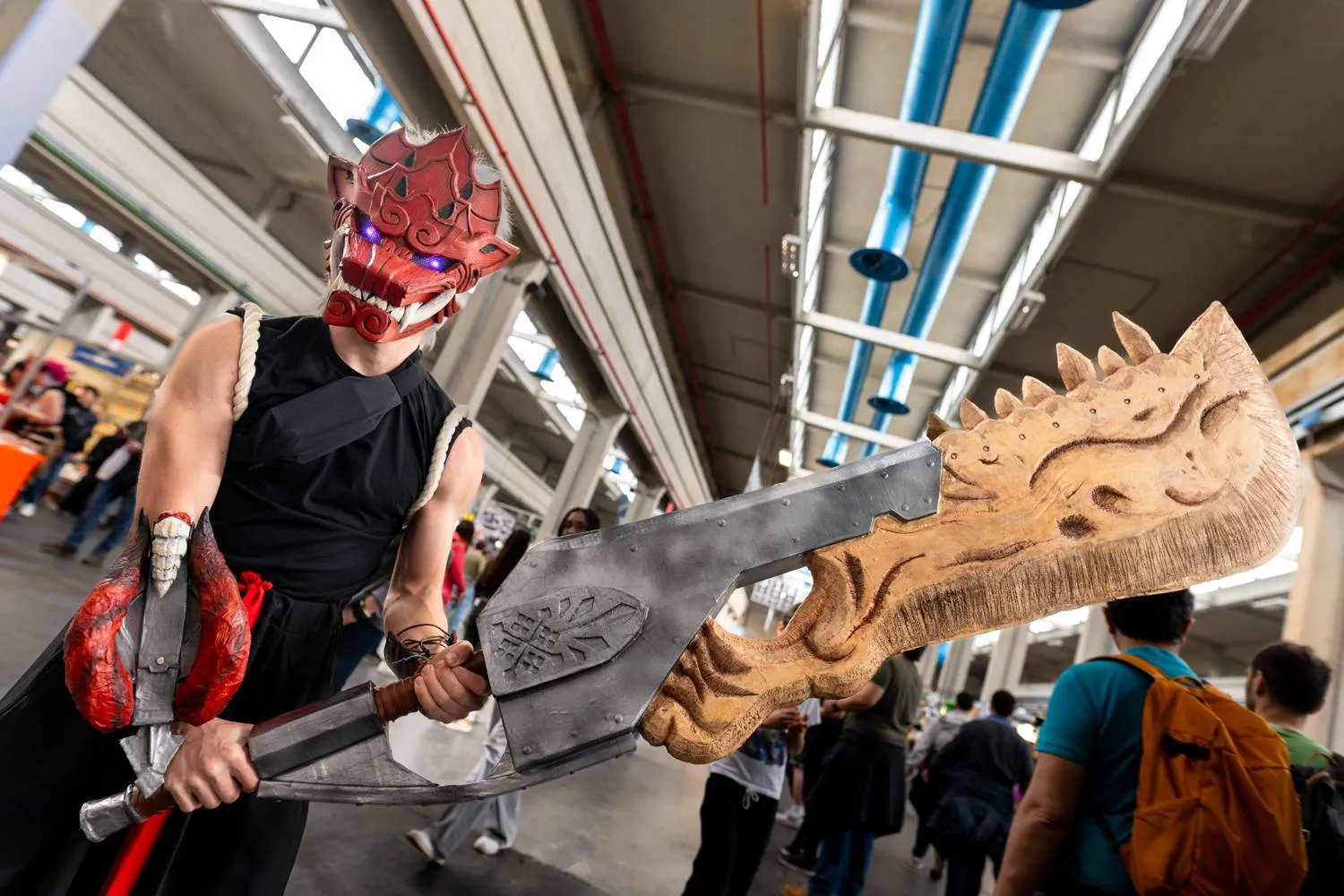 Cosplayer con armatura e spada gigante