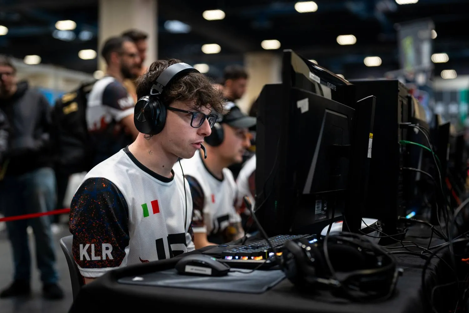 Giocatore concentrato a una postazione da torneo